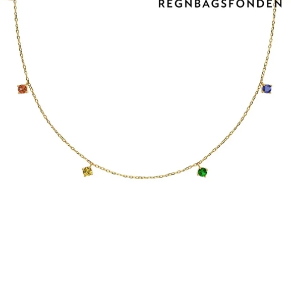 Edblad Rainbow Necklace i 14K guldplätering med regnbågsfärgade cubic zirconia-stenar på en 42-45 cm kedja. Artikelnummer 127843.