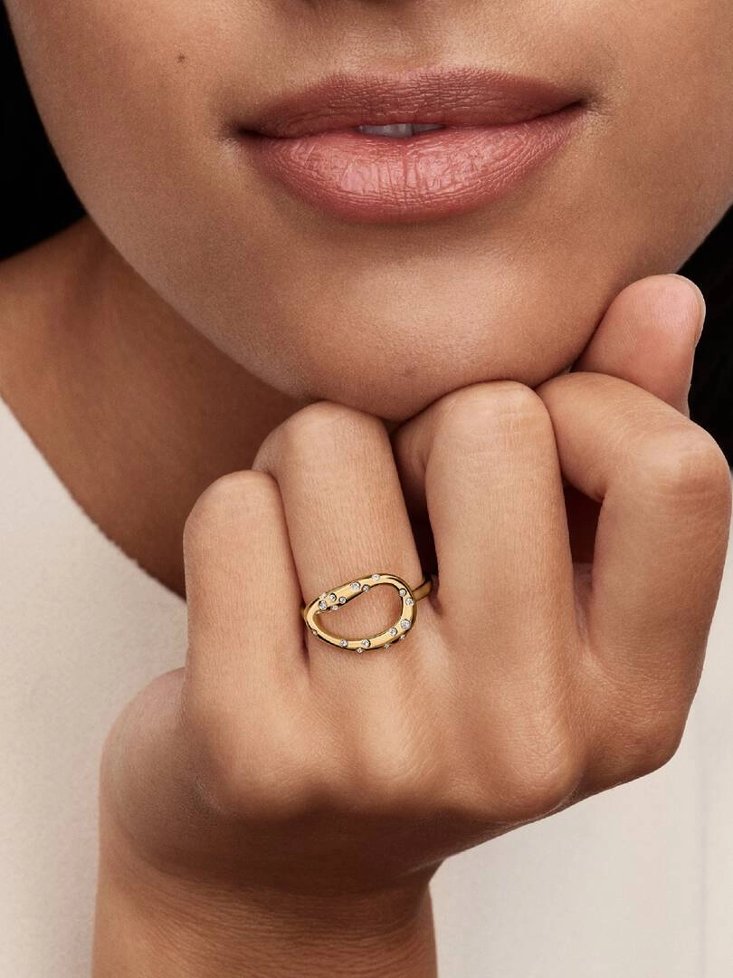 Organiskt Formad Statementring Guld från Pandora med cirkelformad design och gnistrande cubic zirconia-stenar.
