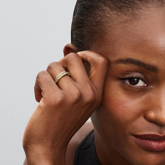 Evighetsring med Glittrande Stenar Guld från Pandora Timeless kollektionen. En gnistrande ring i 14 karat guldpläterad metallblandning. Perfekt för en fräsch twist på din stil.