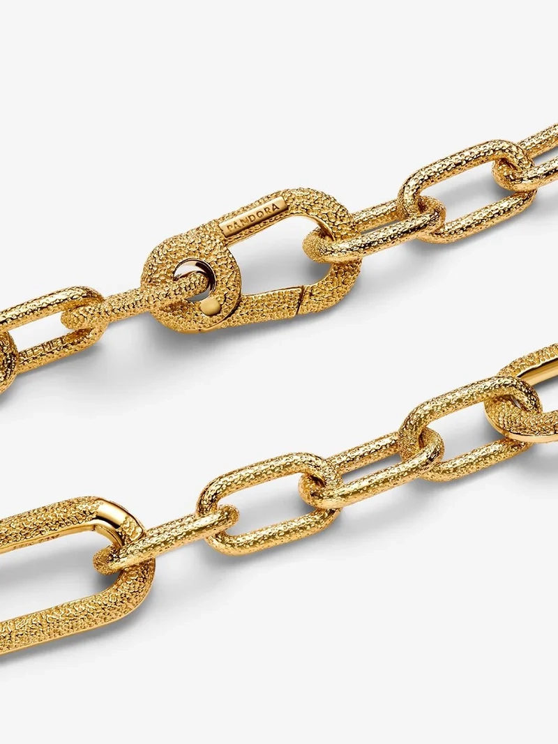 Elegant länkkedjearmband i 14 karat guldpläterad metall från Pandora ME kollektionen. Skapa din unika stil med detta stilfulla smycke.