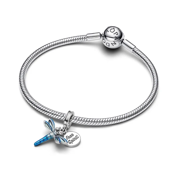 Sterlingsilver berlock inspirerad av en trollslända med genomskinlig emalj och holografisk glitteremalj. Glittrande stenar och budskapet "Free Spirit". Perfekt för den fria själen.