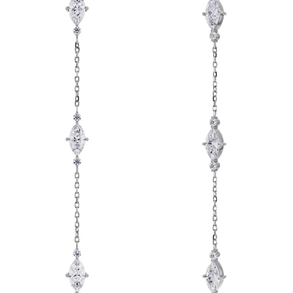 Trinny Earrings i rostfritt stål med tre grupper av gnistrande cubic zirconia-stenar på en polerad ankarkedja