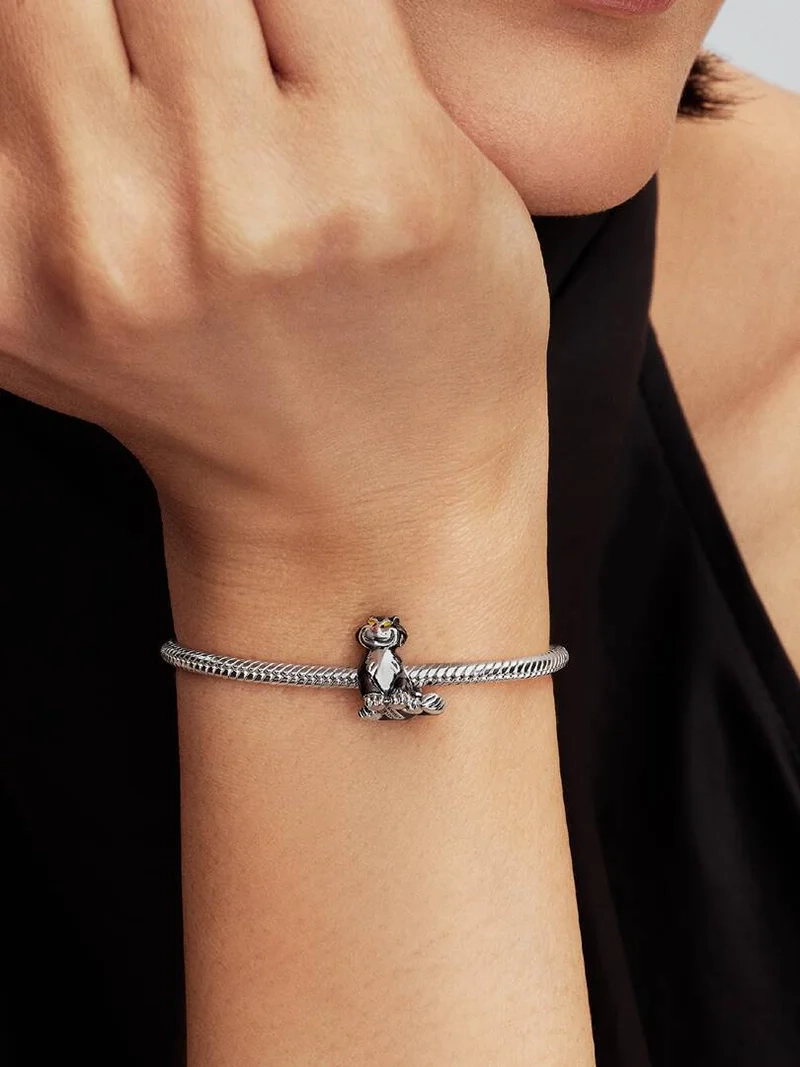 der die schelmische Katze Lucifer mit beweglichem Schwanz und glitzerndem Finish darstellt.