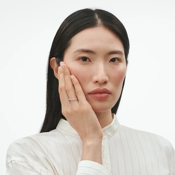 SS25_ECOM_ON-MODEL_SIGNATURE_LARGE_RING_20001342