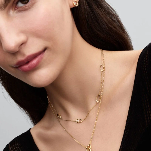 Elegant halsband med vit sötvattenspärla pläterat i 14 karat guld från Pandora Essence kollektionen. Idealiskt för att komplettera din stil med en subtil känsla av lyx och elegans.