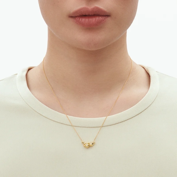 SS25_ECOM_ON-MODEL_MOONLIGHT GRAPES_PENDANT_20001195_Close-ups