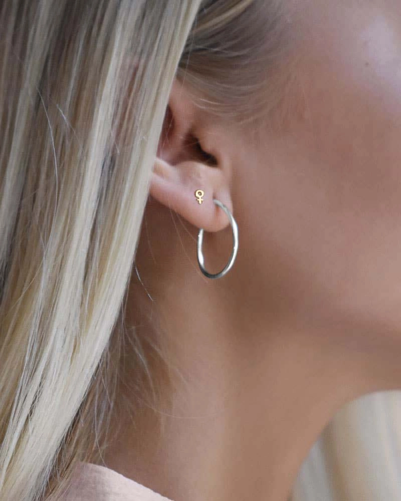 Women Unite Drop Studs Gold - Drakenberg Sjölin Örhängen - Snabb frakt & paketinslagning - Nordicspectra.se