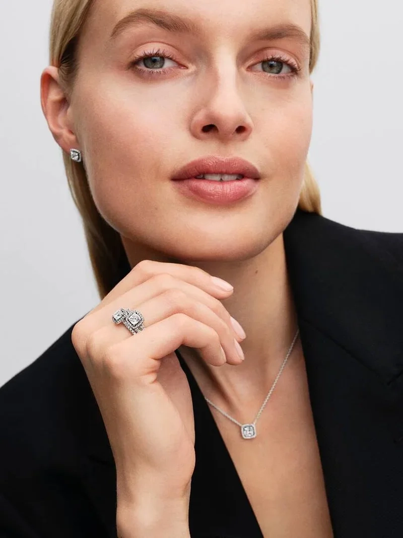 Glittrande Fyrkantig Halo Halsband från Pandora Timeless kollektionen med cubic zirconia stenar och tillverkat i silver.