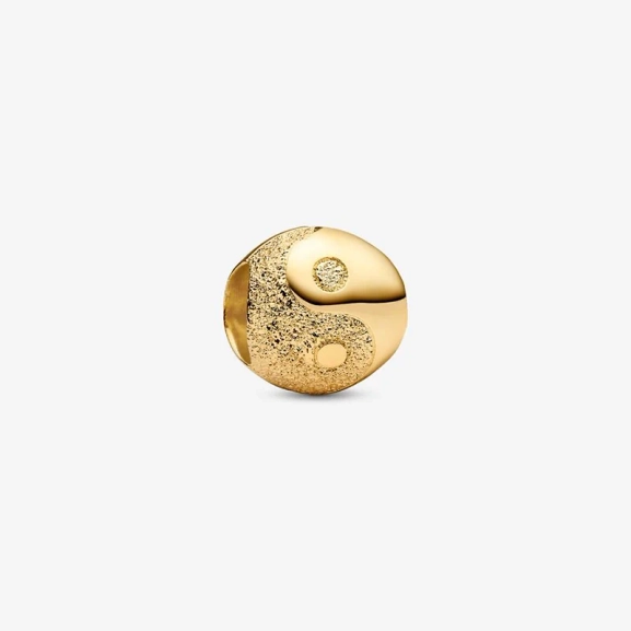 Mini Yin & Yang Glittrande Berlock Guld från Pandora Moments. Tillverkad i 14 karat guld med skimrande diamanter och polerade prickar. Symbol för harmoni och enhet.