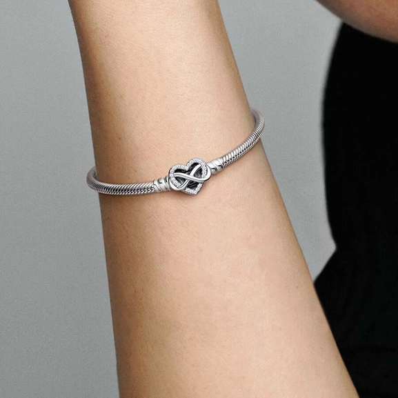 Pandora Moments Glittrande Ormkedjearmband med Hjärtlås - PANDORA - Snabb frakt & paketinslagning - Nordic Spectra