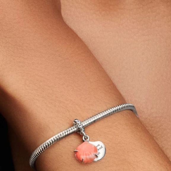 Korallfärgat dubbel hängsmycke i sterlingsilver från Pandora med gnistrande zirkonia och korallinspirerade detaljer. Elegans och unik känsla för din stil.