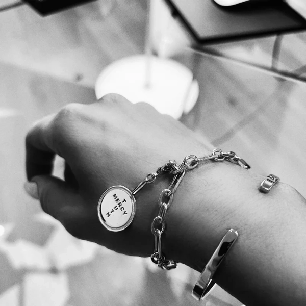 Cross Coin Charm Silver - Emma Israelsson - Snabb frakt & paketinslagning - Nordic Spectra