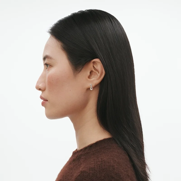 SS25_ECOM_ON-MODEL_INFINITY_EARRING_3539284