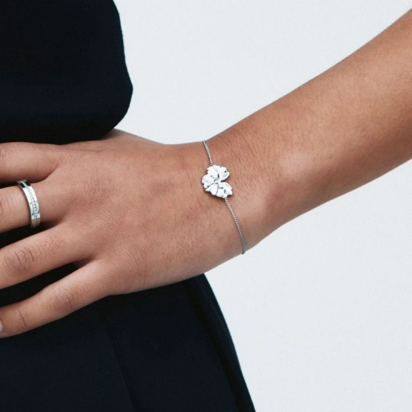 stiliserat blomblad i mitten