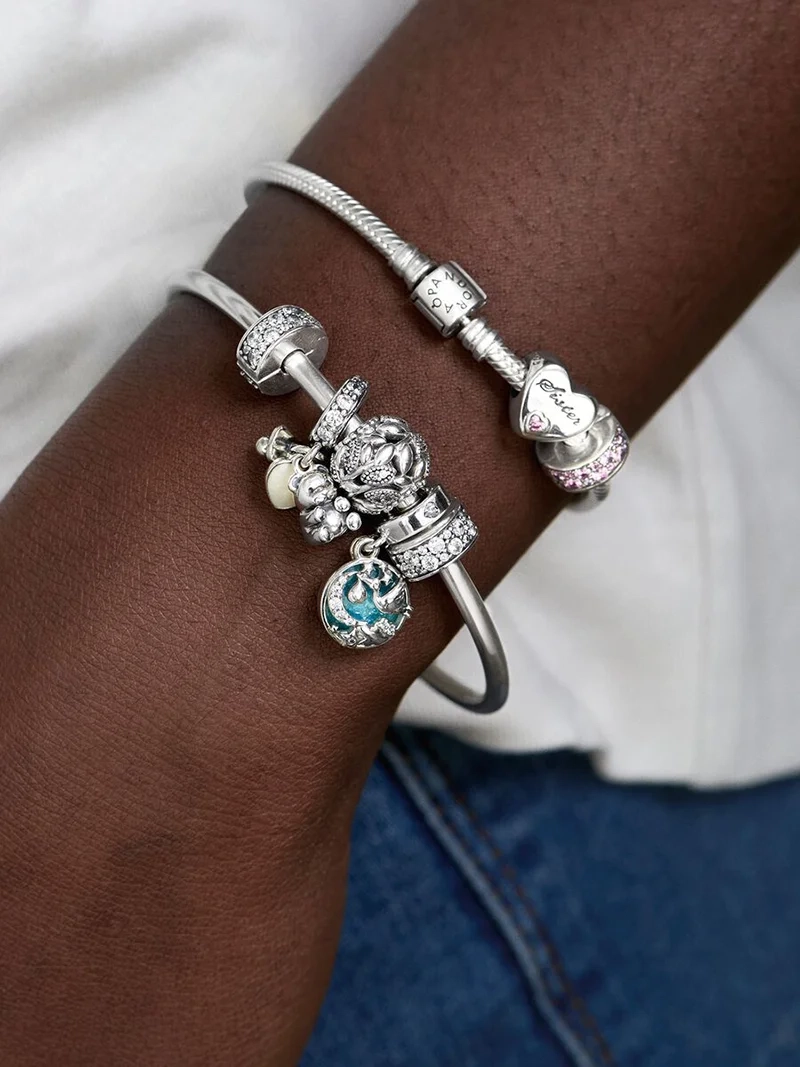 Skimrande Pavé Klämstopp i silver med Cubic Zirconia stenar från Pandora Moments kollektionen.