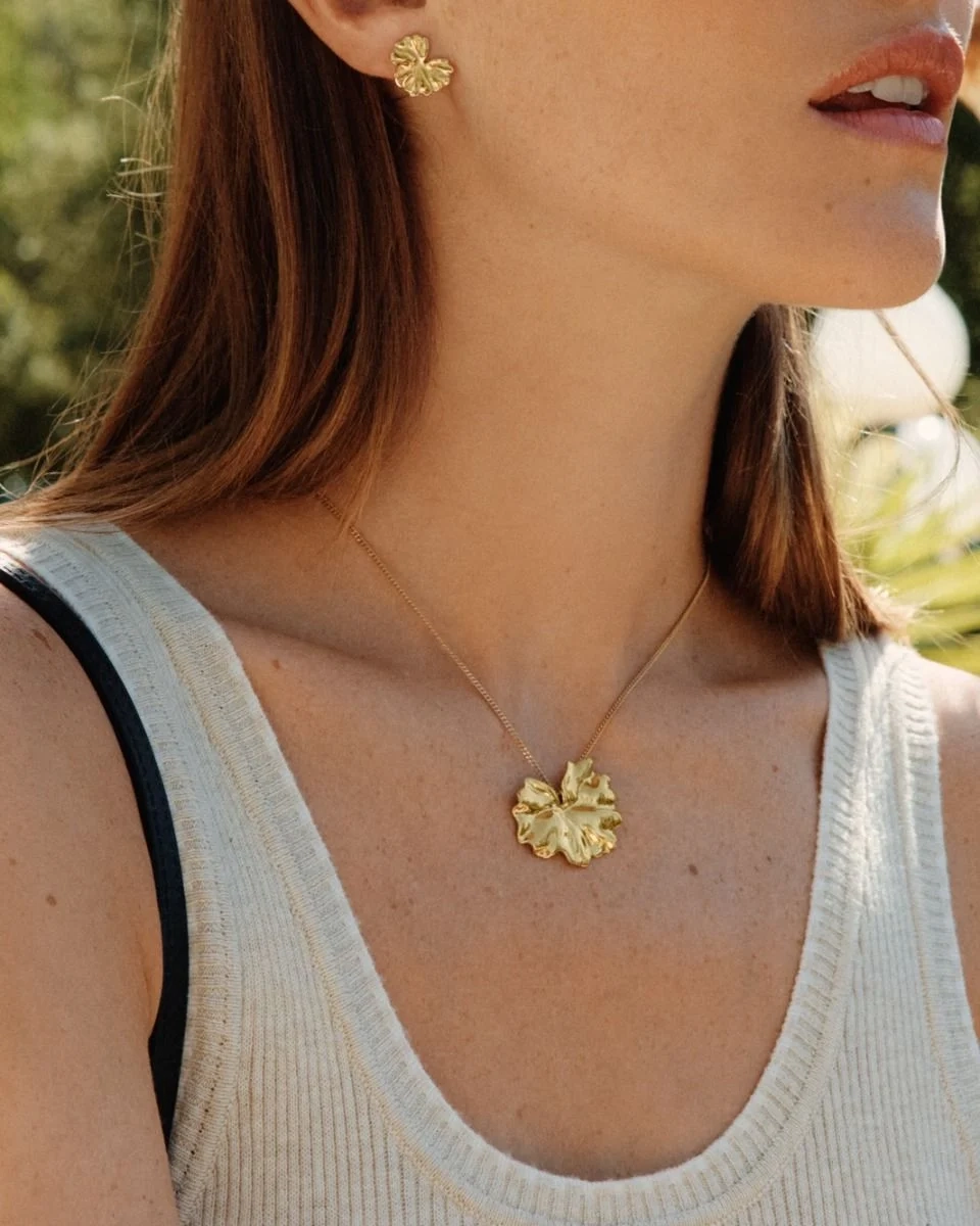 Långt halsband i 14K guldplätering med kedja som löper genom ett stort