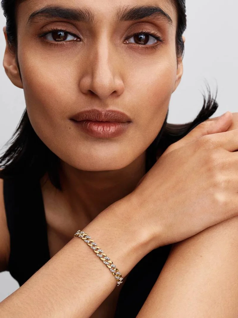 Glittrande Pansarkedja Two-tone Armband från Pandora Timeless kollektionen. Skimrande kubiska zirkoniastenar i sterlingsilver och förgyllt med 14 karat guld. Elegans och lyx i varje detalj.