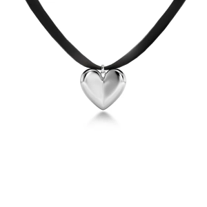 Hjärtaformat statementhalsband i blankt rostfritt stål på svart sidenband från Edblads True Love-serie för Alla Hjärtans Dag.