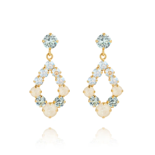 Droppformade guldpläterade örhängen med Swarovski-kristaller i olika blå toner från Caroline Svedbom