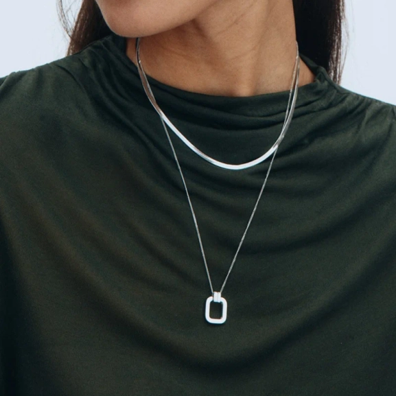 50-54 cm långt med en mjukt rundad kvadratisk dekoration