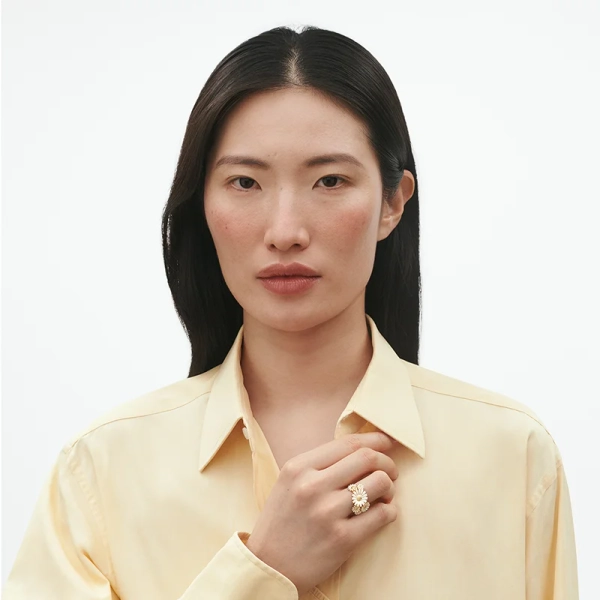 SS25_ECOM_ON-MODEL_DAISY_LAYERED_RING_20001672