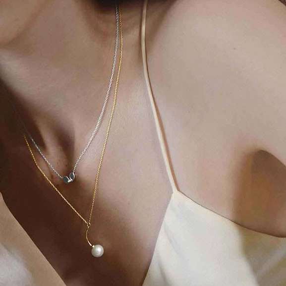 Le Pearl Single Necklace Gold - Drakenberg Sjölin Halsband - Snabb frakt & paketinslagning - Nordicspectra.se