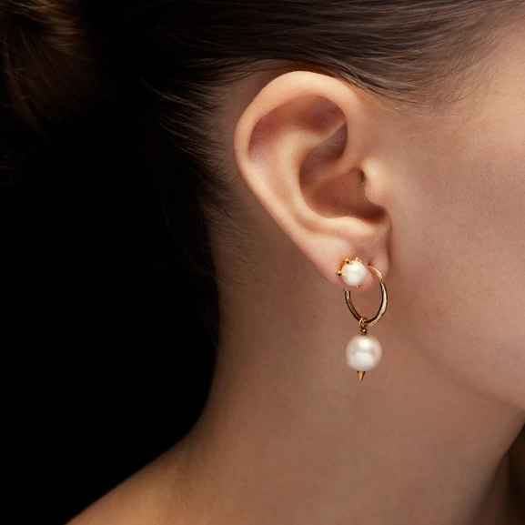 Tiny Claw Pearl Ear Stud Gold - Maria Nilsdotter - 1-2 dagars leverans - Nordic Spectra