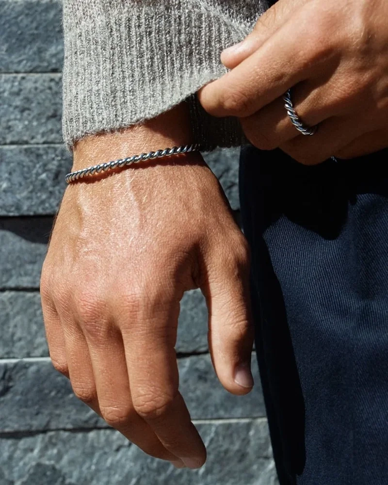 med elegant tvinnad design som passar både vardag och fest. Finns i flera storlekar.