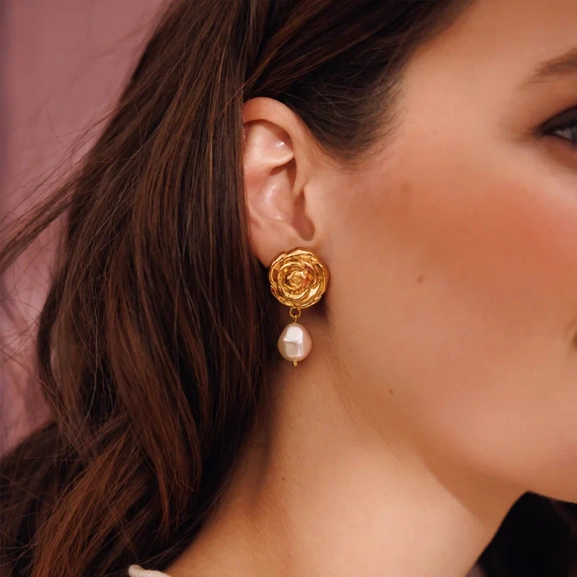 Rosita Pearl Earrings Gold Pearl - Caroline Svedbom - Snabb frakt & paketinslagning - Nordic Spectra
