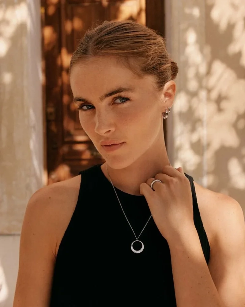 Långt halsband i polerat stål med gnistrande cubic zirconia-hänge från Edblads Monarch-kollektion