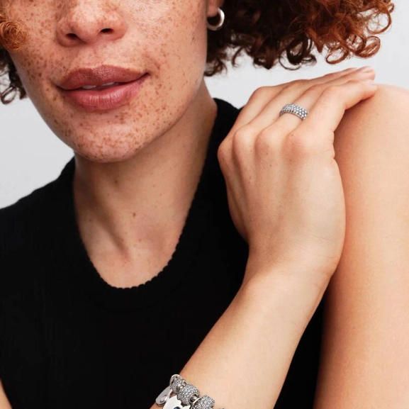 Januari Månadssten Hjärtformad Hängberlock i blankt silver med röd cubic zirconia