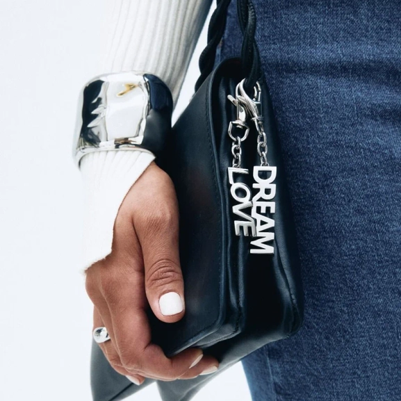 perfekt för att ge din väska en stilfull och personlig touch.