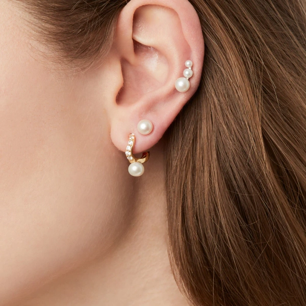 eleganta små ringar i 18K guldpläterat silver med cubic zirconia och sötvattenpärla.