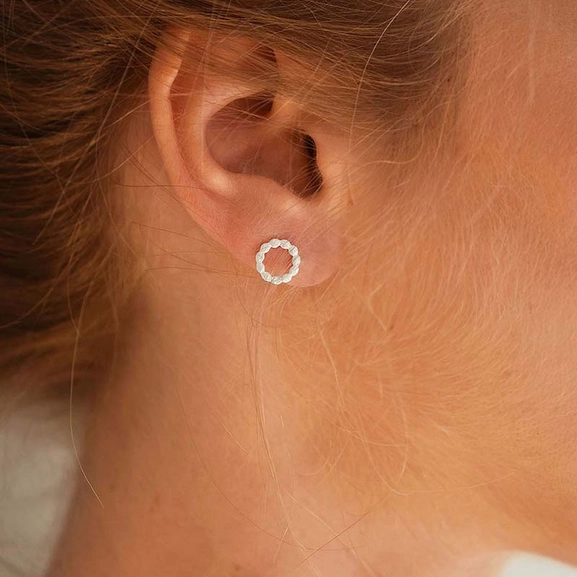 Halo Studs - Drakenberg Sjölin Örhängen - Snabb frakt & paketinslagning - Nordicspectra.se