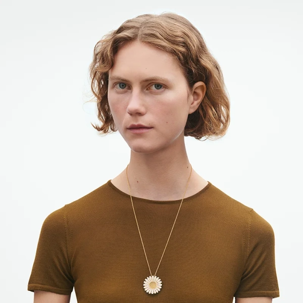 AW25_ECOM_ON-MODEL_DAISY_BROOCH_PEND_20001319