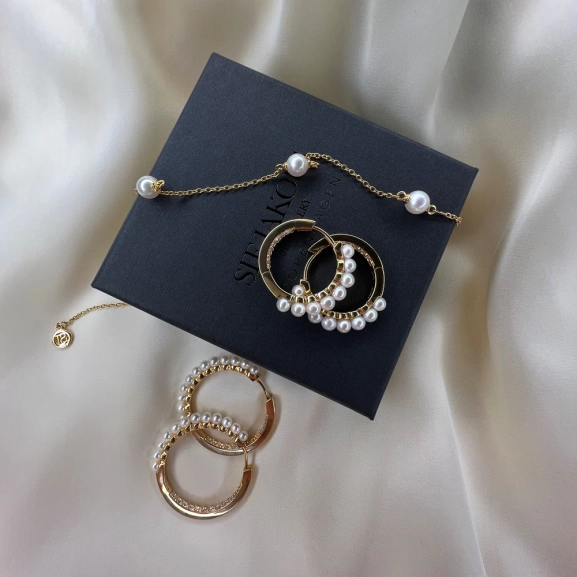 Padua Cinque Halsband Guld från Sif Jakobs i 18K guldpläterat silver med sötvattenpärla