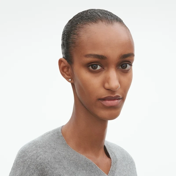 AW25_ECOM_ON-MODEL_SIGNATURE_DIAMONDS_EARSTUD_YG_20001291
