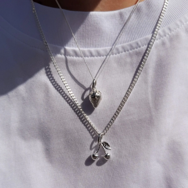 Strawberry Joy Necklace Silver från Emma Israelsson
