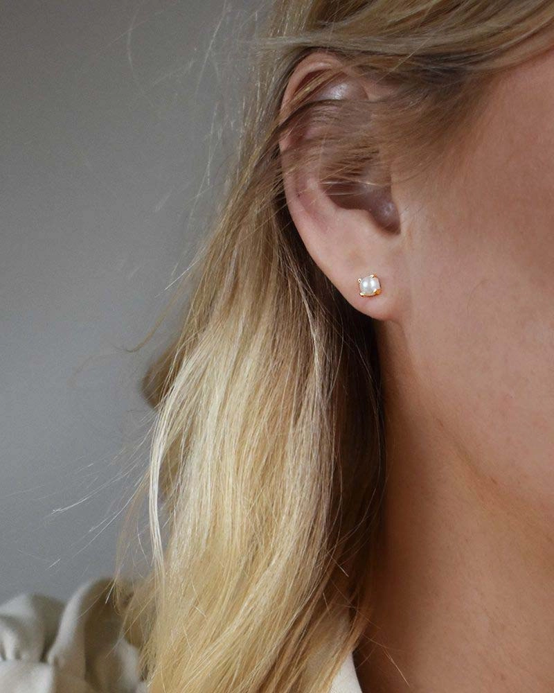 Petite Pearl Studs Gold - Drakenberg/Sjölin - Suuri valikoima & ilmainen lahjapaketointi - Nordicspectra.fi