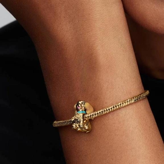 värikkäällä emalilla ja liikuteltavilla korvakkeilla