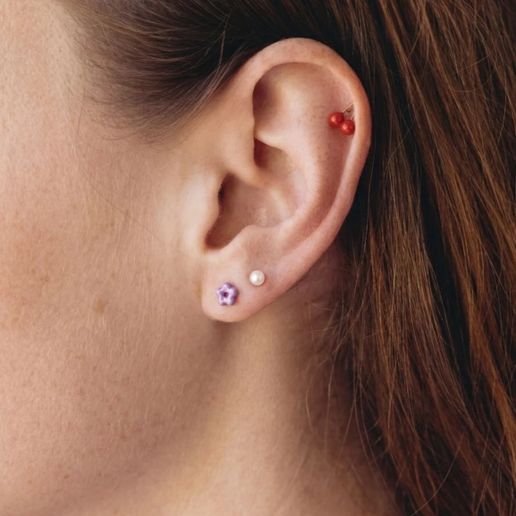 Enkel öronstud i 14K guldpläterat stål med en rund pärlemorpärla från Edblad