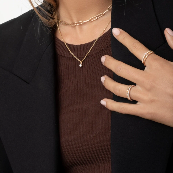 eleganter und dünner Ring aus 18 Karat vergoldetem Silber mit funkelnden Zirkonia.