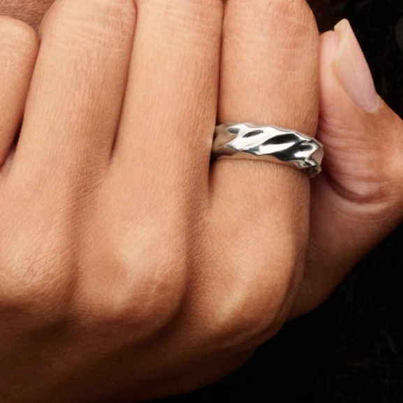 Räfflad bandring från Pandora i glänsande sterlingsilver med unikt vågmönster för modig och individuell stil. Symbol för frihet och självuttryck