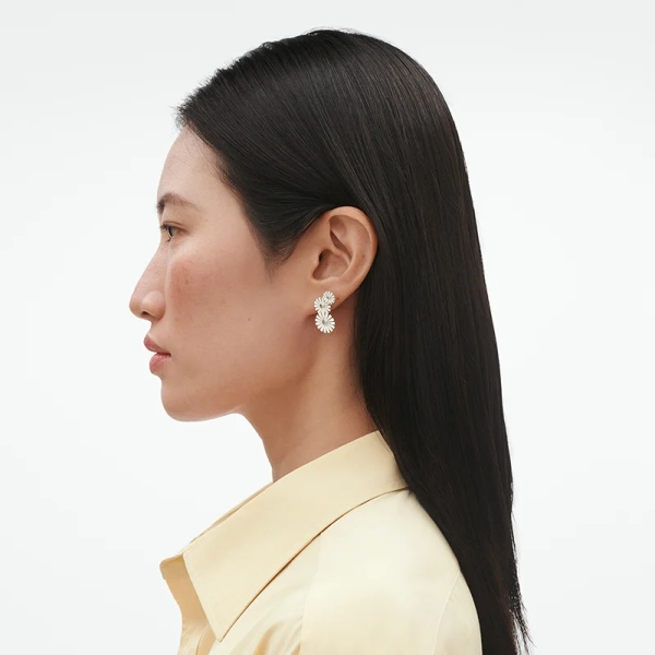 SS25_ECOM_ON-MODEL_DAISY_3_FLOWER_LAYERED_EARRING_20001543