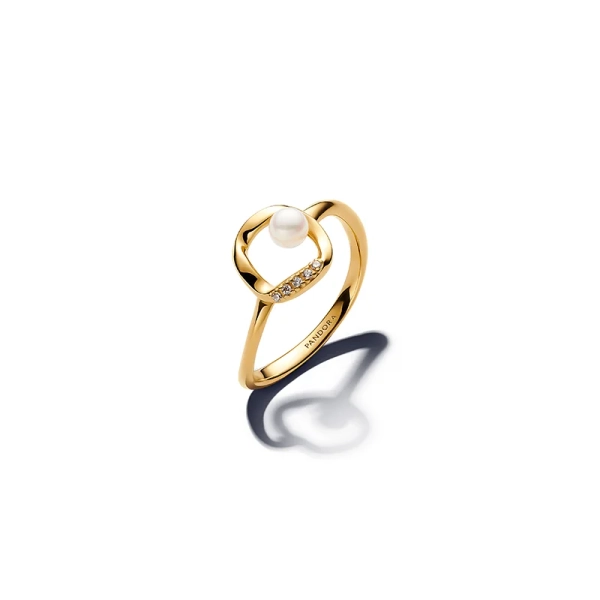 Ring med Organiskt formad Sötvattenspärla Guld. Smyckad med en behandlad pärla i en skimrande vit nyans. En perfekt symbios av enkelhet och sofistikerad charm.