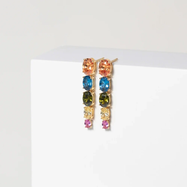 Ellisse Lungo Cinque Örhängen Mix Guld från Sif Jakobs i 18K guldpläterat silver med gnistrande cubic zirconia-stenar.