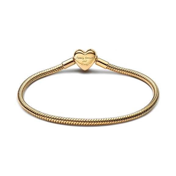 Pandora Moments Glittrande Ormkedjearmband med Hjärtlås Guld. Smyckat med stenar och ingraverat med "Family forever and always". En symbol för evighet och familjeband.