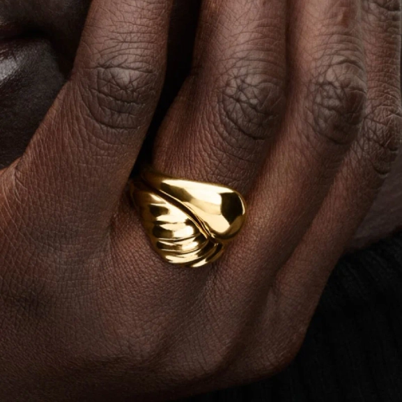 Förgyllda ringar med organisk design och varierande struktur från Pandora Essence kollektionen. Använd dem tillsammans eller separat för en individuell stil.