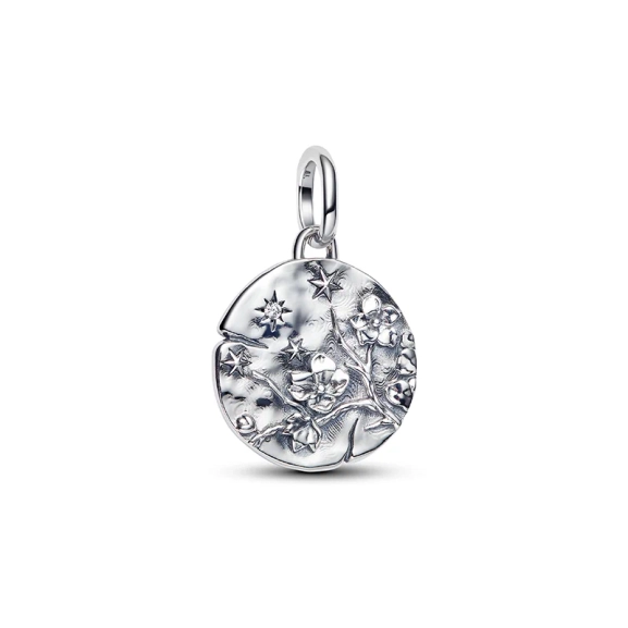 Medaillon-Charm „Kirschblüte“ aus der Pandora ME Kollektion. Ein Symbol für Stärke und Wachstum mit dem eingravierten Text „VIVAT FLOREAT“. Verleihen Sie Ihrem Stil mit diesem zeitlosen Accessoire einen Hauch von Eleganz.