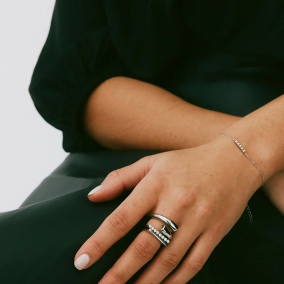Elegant ring i polerat stål med åtta gnistrande cubic zirconia-stenar